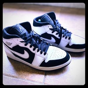 Nike air jordan 1 black/white; tuxedo